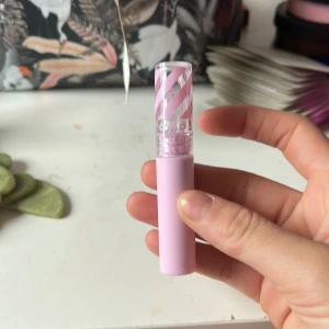 Pastellrosa flytande concealer - Superfin flytande concealer från OCHOO i en pastellrosa nyans. Kommer i en söt tub med transparent lock och rosa ränder. Konsistensen är krämig och lätt att blenda ut med applikatorn, perfekt för att ljusa upp under ögonen eller highlighta ansiktet.