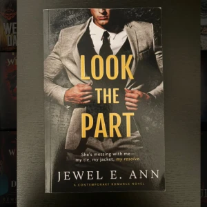 Look the Part - En samtida romance-roman med stil och attityd. Perfekt för dig som gillar passion, starka karaktärer och spännande relationer. Snyggt omslag och modern känsla – en bok som sticker ut i bokhyllan.