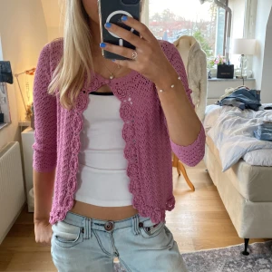 Rosa kofta från Grace Dane Lewis - Säljer en söt rosa kofta från Grace Dane Lewis som jag köpt här på Plick. Bilderna är lånade! Den är stickad med ett fint mönster och har trekvartsärmar. Perfekt för att lägga till en färgklick i din garderob. Passar bra till både jeans och klänning. 🌸