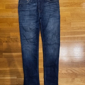 Mörkblå jeans från Jack & Jones 31/30 - Mörkblå jeans från Jack & Jones, storlek 31/30, passform ”Tapered/Mike”