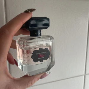 Victoria's Secret Tease Eau de Parfum - Victoria's Secret Tease Eau de Parfum, 30 ml. En snygg och trendig parfymflaska som passar perfekt i väskan. Perfekt för dig som vill ha en ikonisk doft från ett populärt märke.