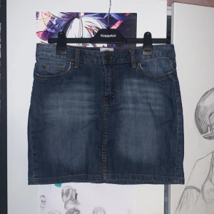 Mörkblå jeanskjol från H&M L.O.G.G. - Snygg mörkblå jeanskjol från H&M L.O.G.G. Har bara använt någon gång