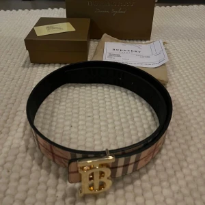 Burberry bälte - Säljer ett burberry bälte i nyskick och oanvänd allt ingår! Skriv om storleken inte passar har en 105 också