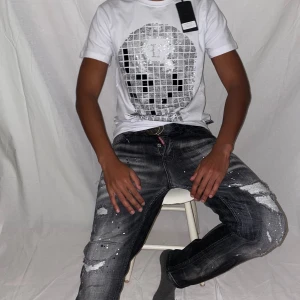 Philipp Plein t shirt strl M vit - Helt ny. Fin replika med grym kvalitet. Modellen är 175cm bär storlek M. Normal i passformen. Pris: 999kr. Först till kvarn  som gäller. Skickas direkt inom 24h