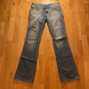 Low waist bootcut jeans  - Low waist bootcut jeans gjorda i Spanien i storlek 26 med 37 cm rakt över midjan med en innerbenslängd på 84cm. Skriv gärna för fler bilder eller info :)