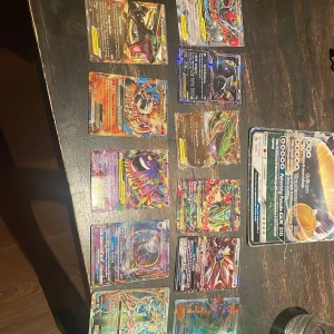 Pokémonkort lägg bud - Ett färgstarkt paket med Pokémonkort, inklusive flera holografiska och sällsynta GX- och V-kort. Perfekt för dig som vill utöka din samling eller spela med vänner. Korten har coola motiv och passar både nya och erfarna samlare.