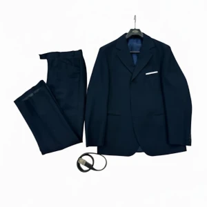 Studentkostym - Mörkblå - Köpt second hand, säljs pga att den inte passade mig och att jag hittade en ny. Ber om ursäktför suddiga bilder de är screenshots (Föregående säljarens bilder) Fantastiskt Skick Skräddarsydd kostym Storlek Medium Märke: Marifa Of Sweden