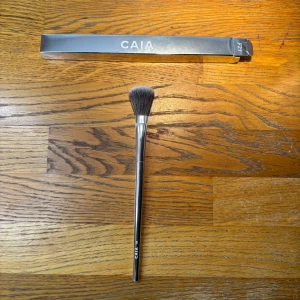 Oanvänd Caia Cosmetics Detailed highlighter brush - F23 ny aldrig använd sminkborste från Bianca Ingrosso- Caia Cosmetics! Nypris: 195kr 