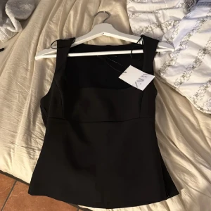 Svart topp från ZARA - Säljer en jätte snygg tröja från zara. Säljer den då den inte kommit till användning, använd ca 2-3 gnr så är i bra skick! Skriv vid frågor eller fler bilder❤️❤️har ej kvar prislappen!