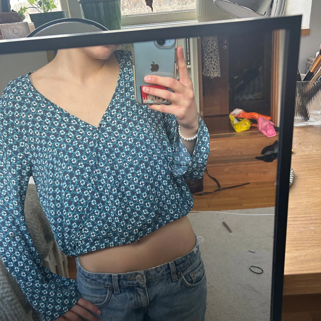 Blommig blå blus med v-ringning