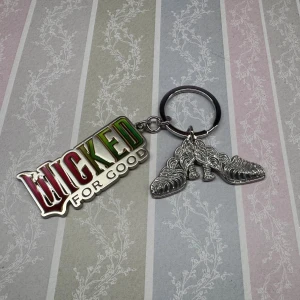 Wicked For Good nyckelring silverfärgad - Autentisk Wicked For Good Keychain köpt av universal studios på Comiccon 2025💚🩷Skorna är jätteglittriga (syns inte så bra på bilden) Perfekt accessoar för fans av musikalen eller dig som vill ha något unikt på nyckelknippa