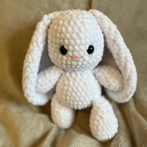 Virkad kanin med bakdel  - Kaninen är ca 25 cm hög 🌸 OBS: detta är en beställning så köp ej om det inte är din! 