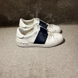 Valentino Open skor - Hej! Säljer denna riktigt fräscha Valentino Garavani Open i nyskick! Färg: Navy, vit. Inga defekter! Box, kort med kuvert och 2st dustbags medföljer vid köp! Bara att höra av dig vid minsta intresse av köp! Mvh DC 🔹