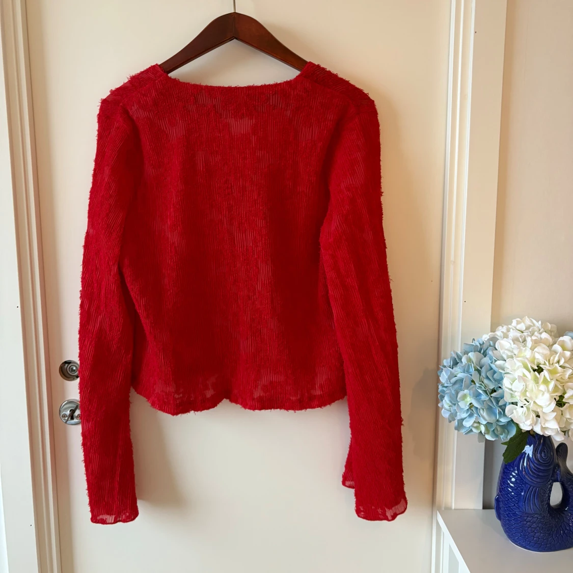 Röd blus med pärlknappar och v-ringning - 2