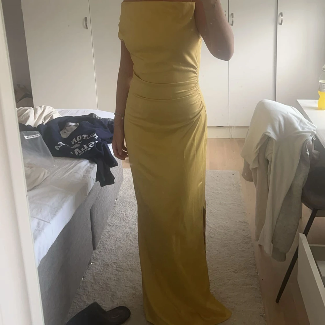 Gul offshoulder långklänning - 1