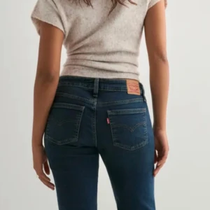 Levi's 518 Bootcut jeans blå - Snygga Levi's 518 Bootcut jeans i klassisk blå. Det är ett resårband i byxorna. Str 36 längd 32. 