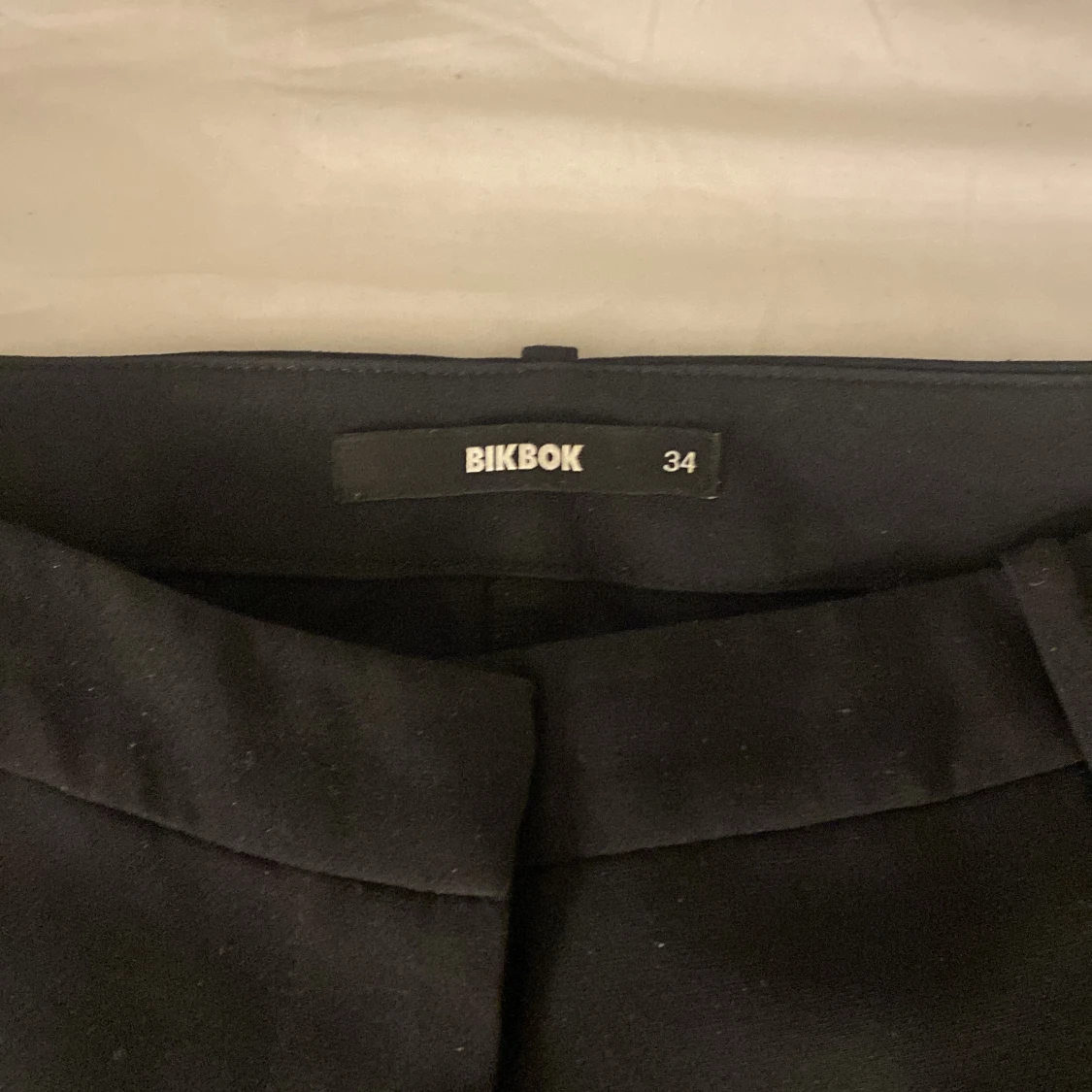 Svarta kostymbyxor från BikBok - 3
