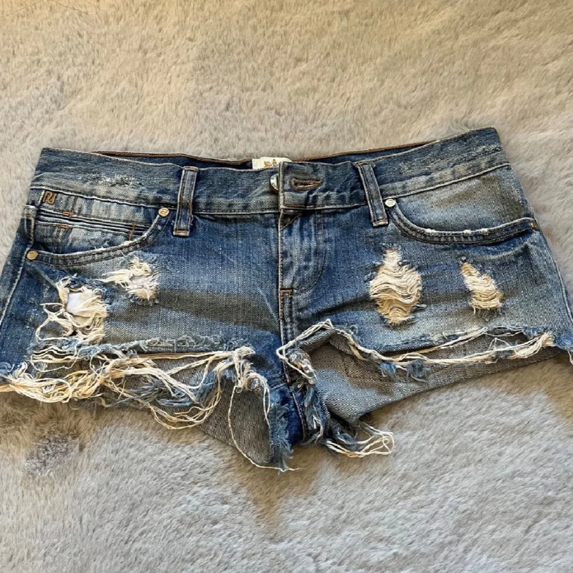 Blå slitna jeansshorts från River Island
