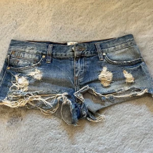 Blå slitna jeansshorts från River Island - Kan diskutera pris! Tryck ej på köp nu💕❤️