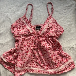 Gina Tricot linne - aldrig använt, väldigt bra skick   fråga gärna om mått 🩷delar helst inte bild med linnet på  95% bomull och 5% elastan