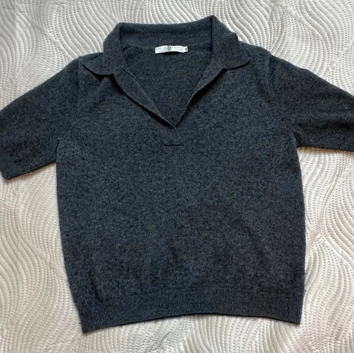 Mörkgrå pikétröja i ull