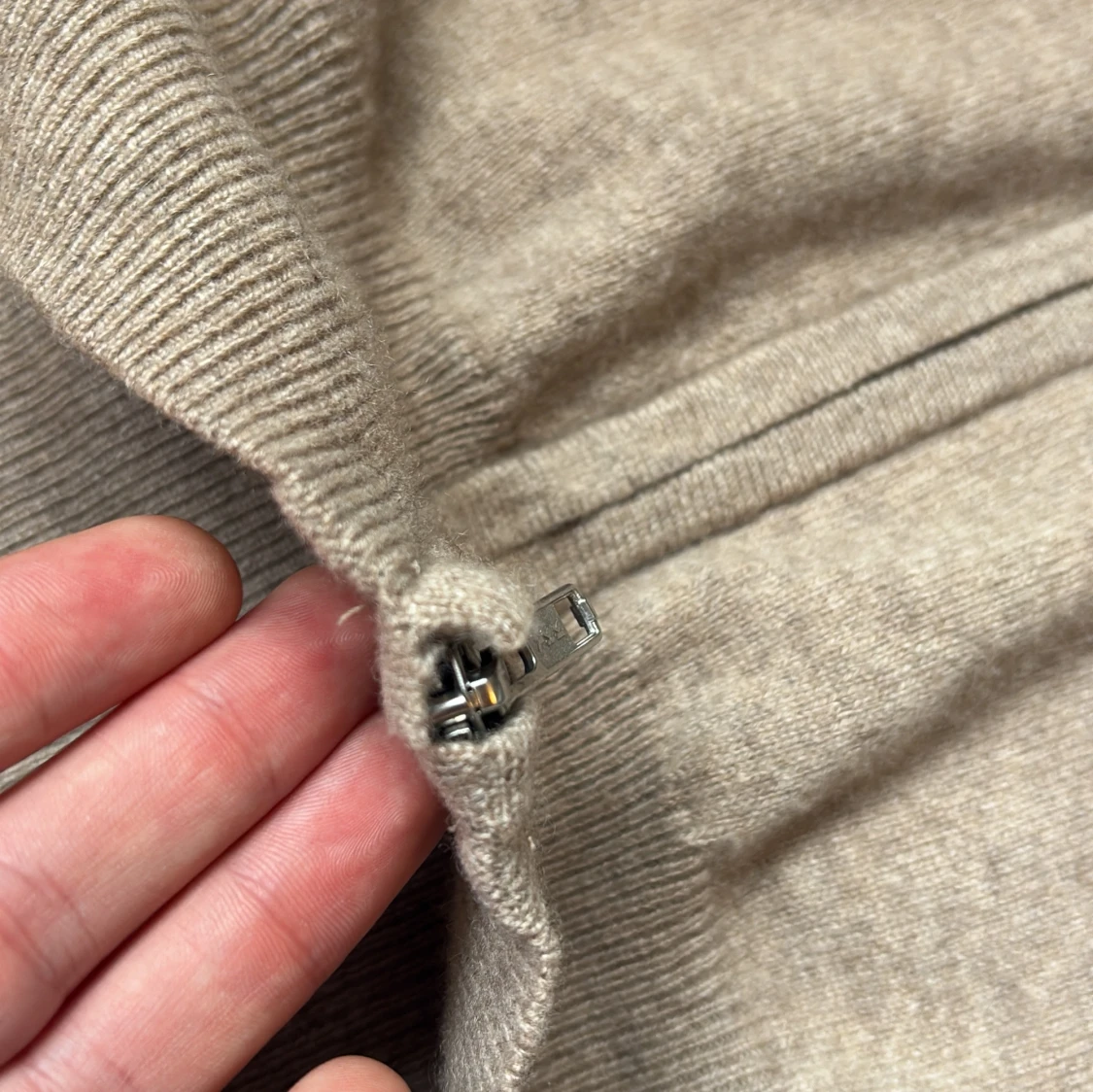 Beige hoodie i kashmir från Soft Goat - 2