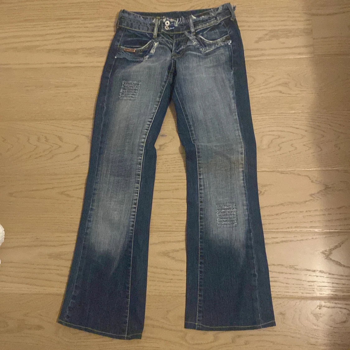 Blå bootcut jeans med slitna detaljer - 4