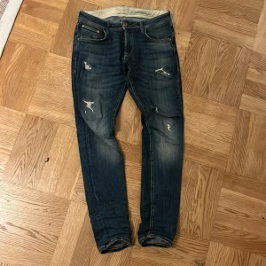 Slim fit jeans Jack and Jones - Säljer dessa feta jeans från Jack and Jones med snygga slitningsdetaljer i storlek 28/30. Jeansen har inga defekter alls. Skick 10/10. Ord pris 900 kr (igga mina strumpor)
