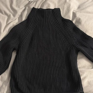 Stickad halter neck tröja  - Säljer denna halter neck tröja från cubus. 