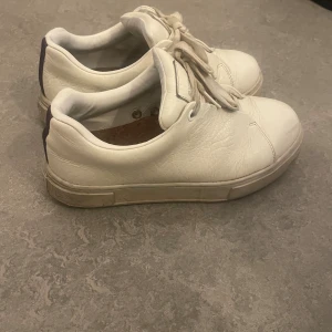 Eytys skor  - Säljer mina vita eytys i storlek 38 för endast 995kr. Nypris är 2900kr och den är knappt använda under ett helt år