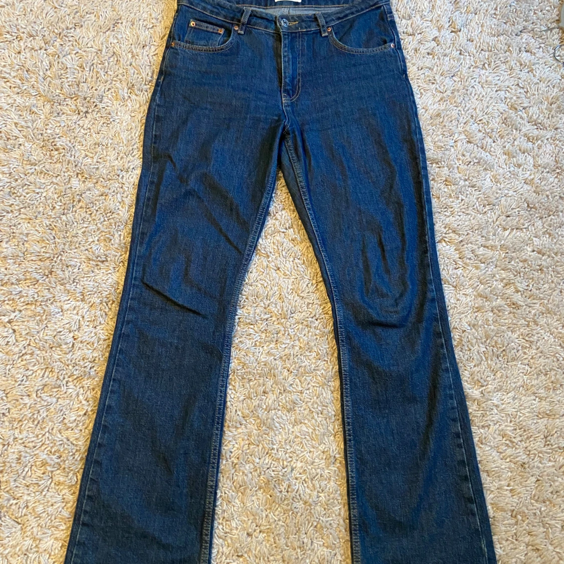 Blå bootcut jeans från Gina Tricot