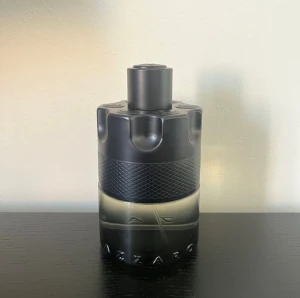 Azzaro - The most wanted intense, edt - Azzaro - The most wanted intense, Edt 98/100 ml kvar i flaskan. Endast använd tre gånger. Förpackningen hann tyvärr slängas så den medföljer inte. Köpt i oktober.