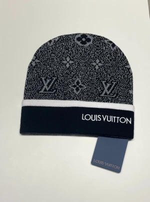 Lv Mössa - Helt ny mössa aldrig använd. Storlek: One size. Snabb frakt (inom 24h) Skriv gärna vid fler frågor. Kan även mötas i Stockholm.