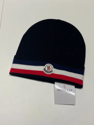 Moncler Mössa - Helt ny mössa aldrig använd. Storlek: One size. Snabb frakt (inom 24h) Skriv gärna vid fler frågor. Kan även mötas i Stockholm.