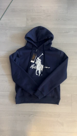 Ralph Lauren Hoodie  - Riktigt fet mörkblå raffe hoodie!💯 Oanvänd med alla tags kvar. Storlek L men passar även M!