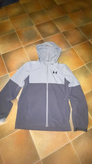Grå under armour jacka  - Grå under armour jacka i storlek S. pris kan diskuteras!