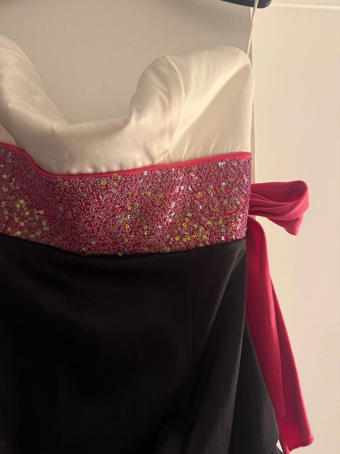 Glittrig kort klänning med volanger - 2