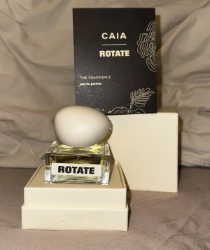 CAIA Rotate Eau de Parfum - CAIA Rotate är en eau de parfum med modern design och stilren förpackning. Volymen är 50 ml, perfekt storlek att ta med sig. Snygg och trendig flaska som sticker ut i samlingen. Perfekt för dig som gillar att testa nya dofter och vill ha något unikt. (Enbart prov doftat ett spray)