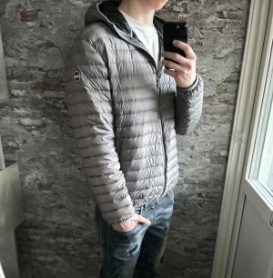 Colmar Jacka - Mycket fint skick, inga defekter. Storlek 52/L passar dig som är mellan 180-190cm ungefär. Nypris ca 2500kr. Modellen är 185 cm, 79 kg. Självklart äkta - Kolla bara recensionerna! Passar bra nu till vintern. Skriv för mer information!🤝