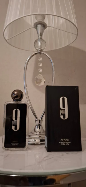 Afnan 9PM Eau de Parfum 100ml - Snygg och modern parfym från Afnan, 9PM, i stor flaska på 100ml. Tillverkad i UAE. Perfekt för dig som vill sticka ut med en stilren doftaccessoar.
