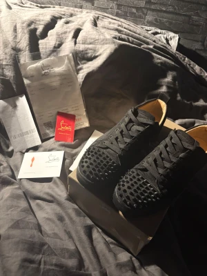 Christian Louboutin svarta sneakers med nitar - .Cleana svarta loubitins ja köpte tidigare i år för att ha till ett bröllop vilken är enda gången jag använt dessa. Storleken är 42 men passar 43 lika bra. Skorna är nästan i helt nytt tillstånd och allt org följer med. (Pris kan diskuteras vid en snabb affär)!