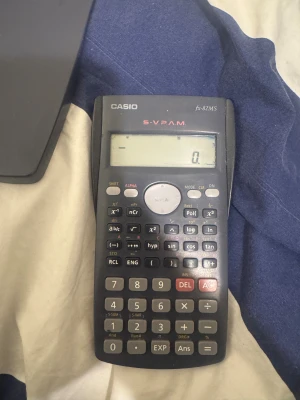 Casio fx-82MS S-V.P.A.M. - En välfungerande miniräknare. Skärmen och knapparna är i gott skick, inga synliga repor eller skador. Skyddshölje medföljer. Perfekt för studier och avancerade beräkningar.