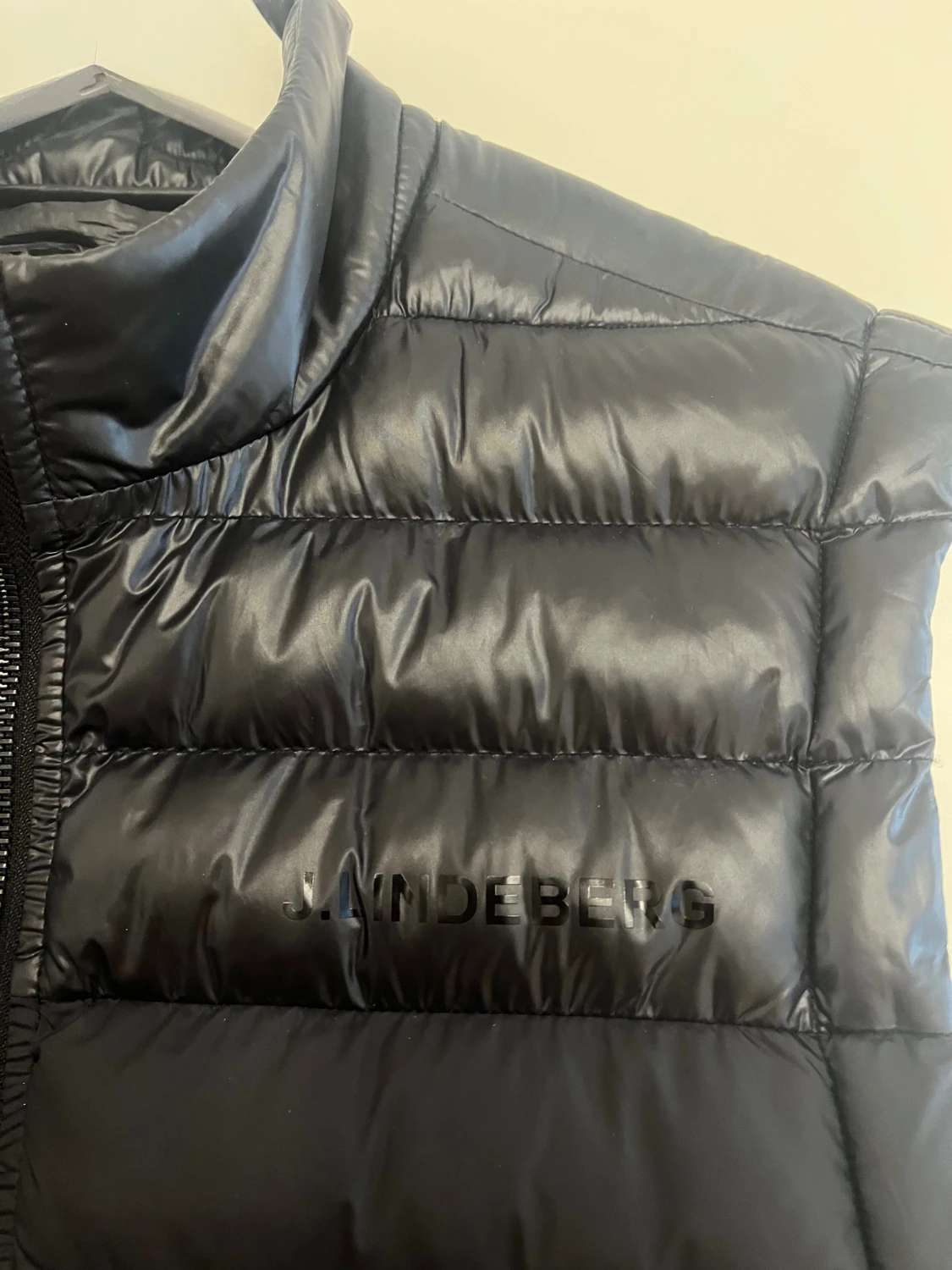 Svart dunväst från J.Lindeberg - 1