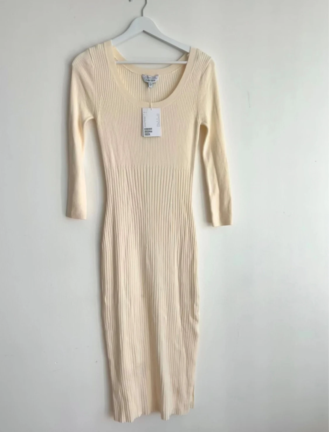 Ribbad ljusbeige klänning & Other Stories