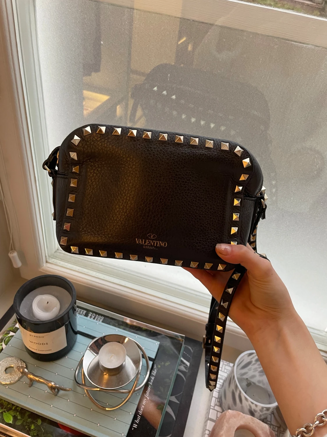 Valentino Garavani väska modell ”Rockstud Camera bag”