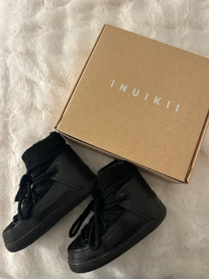 Inuikii skor - Säljer jättefina och mysiga vinterskor från Inuikii, storlek 38. Använda endast förra vintern och köpte de på plick. Hade några defekter från den tidigare användaren inne i skorna vid hälen, inget som märks av vid användning utan är jättebekväma, inga nya defekter från mig! 💞