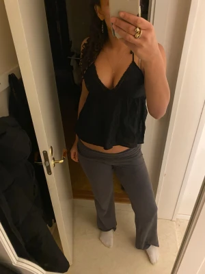 Svart topp från new yorker  - Jag har inte använt den på länge och tänkte att den kunde komma till användning. Den är lite spetslikande på underdelen. 