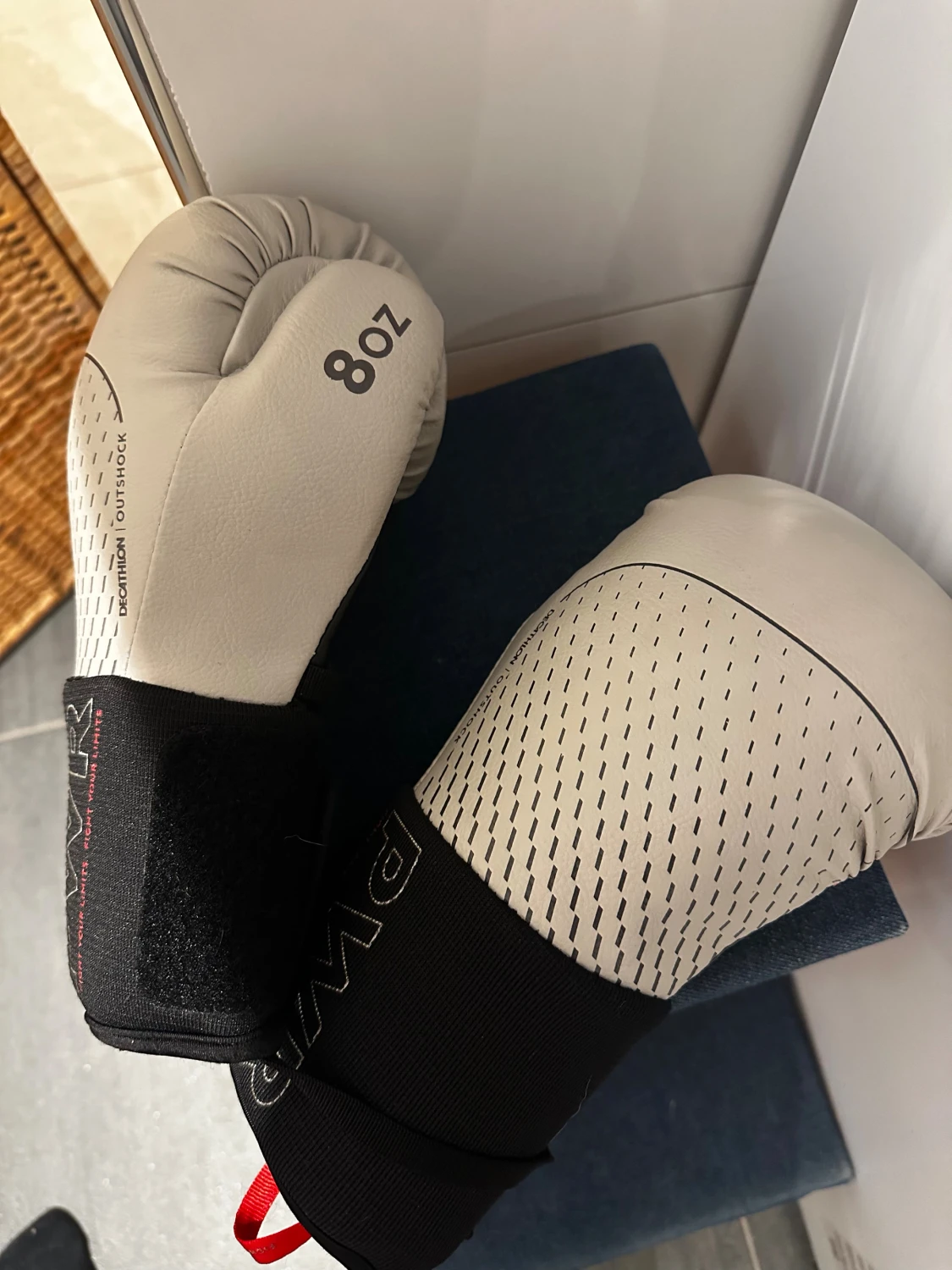 Boxningshandskar 8oz från Decathlon och boxningsställ  - 1