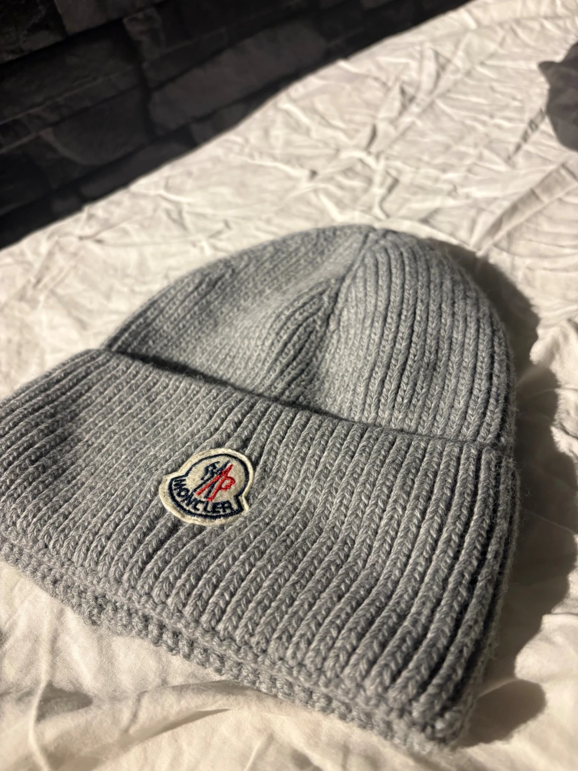 Grå stickad Moncler mössa - 1