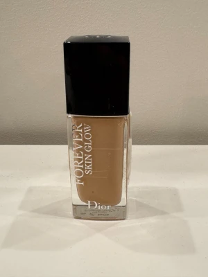 Dior Forever Skin Glow Foundation 2N - Säljer två flaskor Dior Forever Skin Glow foundation i nyansen 2N (Neutral). Båda kommer i stilrena, rektangulära glasflaskor med svart fyrkantigt lock. Ger en naturlig glow och jämn hudton. Perfekt för dig som gillar lyxigt smink med snygg finish. 850 för båda eller 425 för en